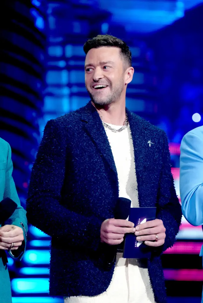 Timberlake reunited with his *NSYNC bandmates for the award show.